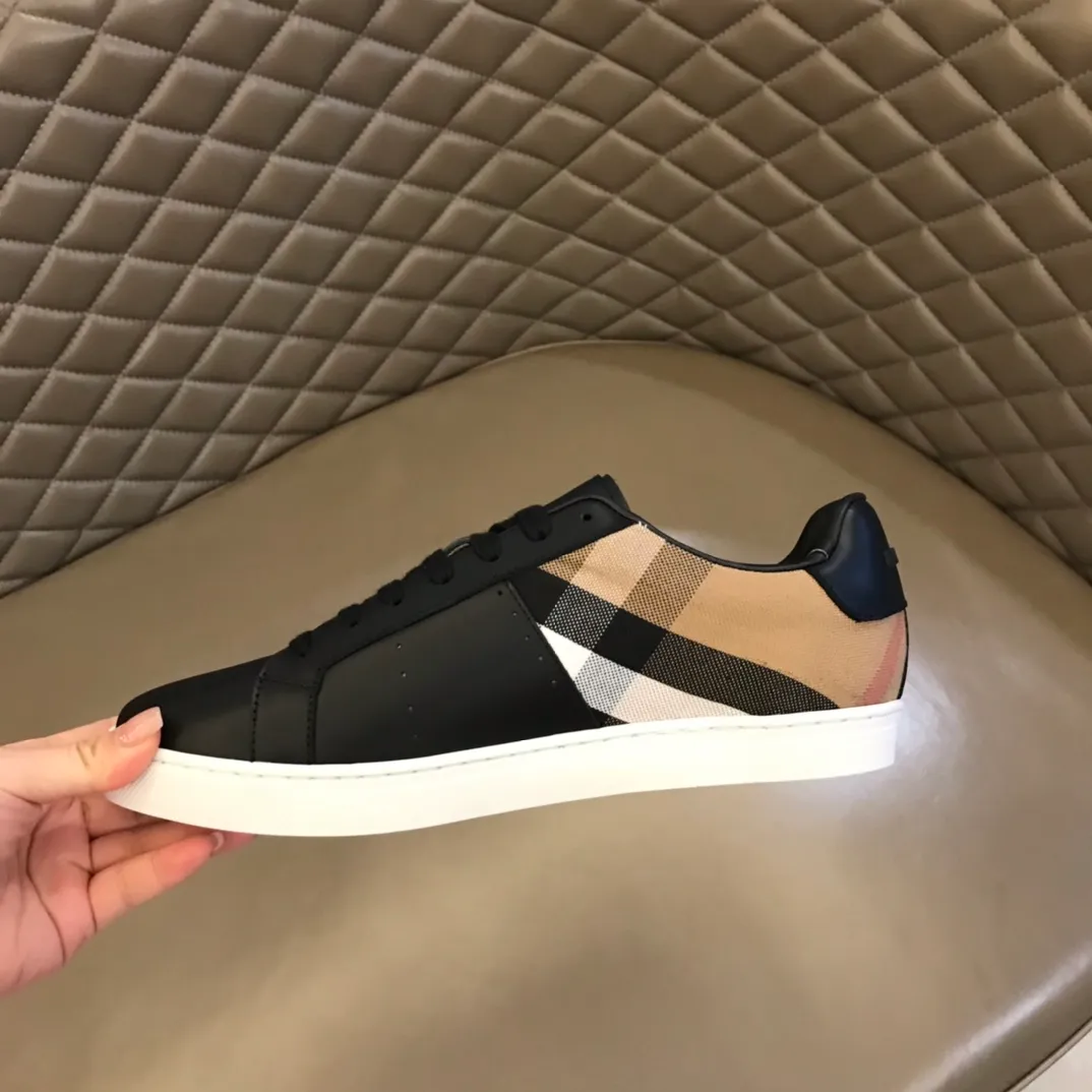 ¥380▫️B’s men’s classic low-top sneakers are reinterpreted in Vintage plaid cotton and cowhide materials, and decorated with a new brand logo. First-layer cowhide lining, embossed Burberry logo on the heel, and original TPU outsole! 38-44 (45 customized)